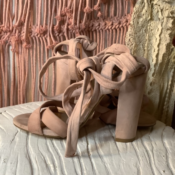 STEVE MADDEN “CHRISTEY” Soft Pink Suede Wrap Open Toe Heels Size 5.5 - Picture 8 of 9